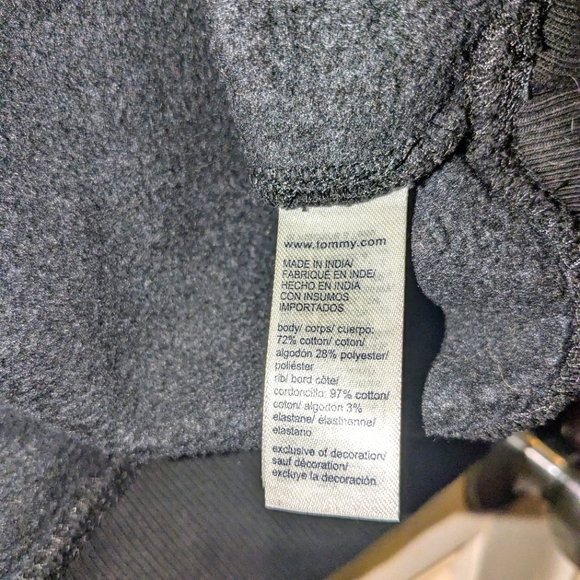 Tommy Hilfiger Women's Med Red White Blue Graphic Logo V-Stitch Sweatshirt Black - Picture 10 of 11